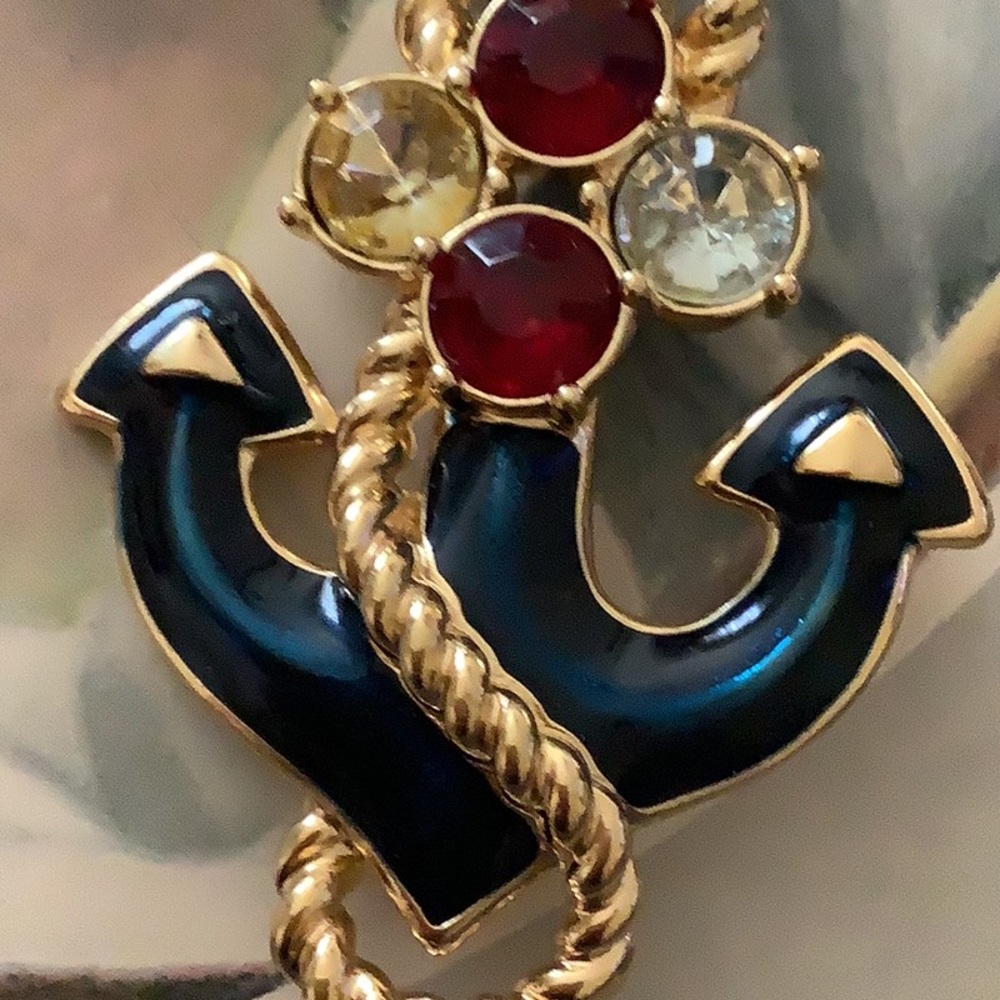 *RARE* VINTAGE “TRIFARI TM” ANCHOR ROPE ENAMEL RHINESTONE & GLASS BROOCH Signed - Picture 6 of 7